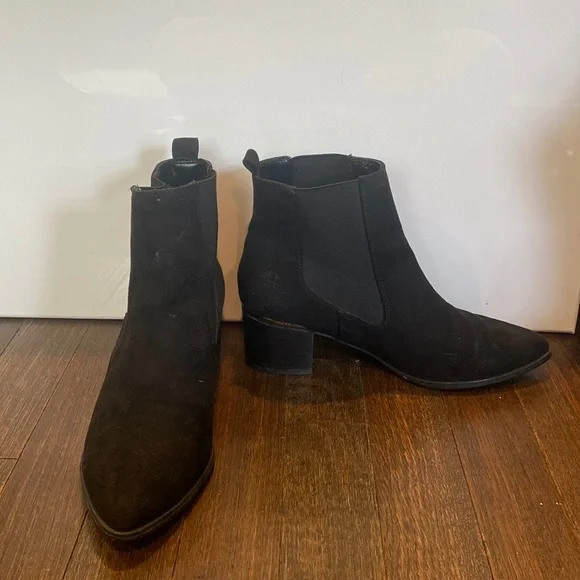 Nine West womens ankle booties size 9W Wntaye2 black faux suede Chelsea  boots